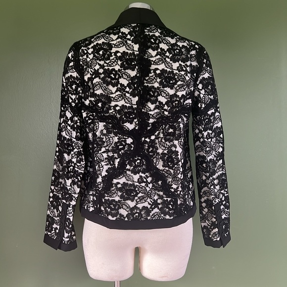 ⭐️CHANEL Runway Cruise 2014 Black & White Lace Blazer Size 38 MSRP $6200⭐️ - Picture 2 of 15